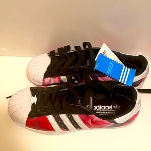 Woman Adidas superstar 2